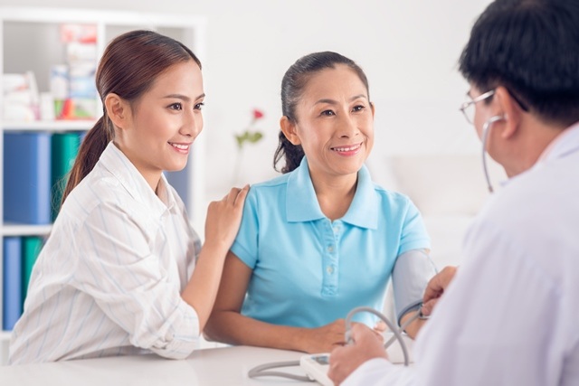 Khám sức khỏe miễn phí cho người cao tuổi tại bệnh viện An Sinh - 2 Người cao tuổi thường đi khám sức khỏe cùng với con cháu
