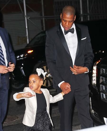 Khi sao Hollywood và các con giống nhau như tạc - 2 Bé Blue Ivy Carter thực sự là một bản sao tí hon của ông bố Jay-Z