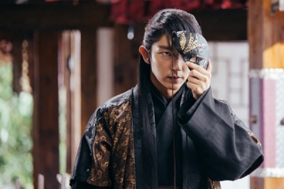 Lee Jun Ki thừa nhận Tứ hoàng tử Wang So rất giống với anh ngoài đời - 2 Vẻ ngoài cô độc cùng nội tâm phức tạp - Wang So trở thành nhân vật ám ảnh đầy cuốn hút.