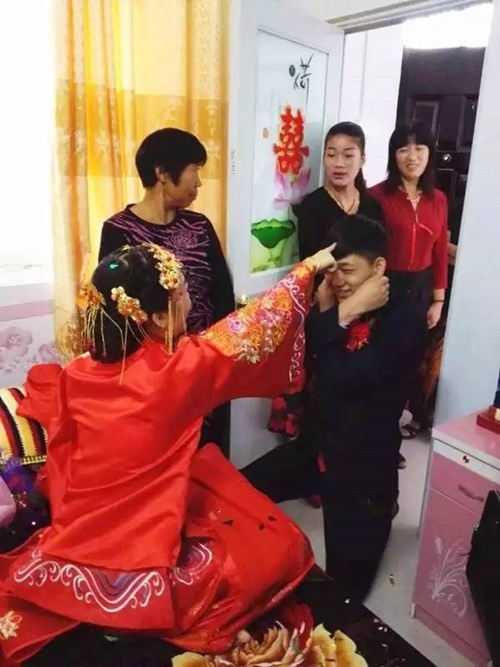 Cô dâu chú rể mải ‘đánh điện tử’... quên cả giờ cưới - 2