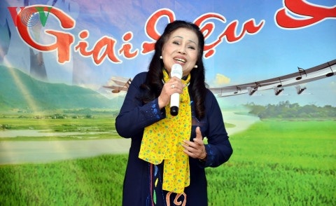 Kỷ niệm lần thứ 5 chương trình Không gian Văn hóa Việt tại Berlin - 3 Ca sĩ Ngọc Minh, nguyên diễn viên Nhà hát nhạc vũ kịch hát bài Những con đường Việt Nam.