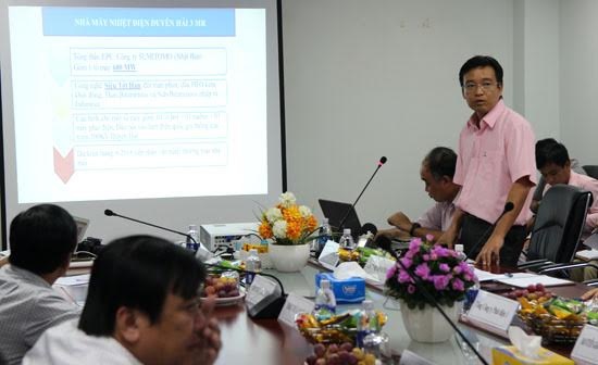 Nhiệt điện Duyên Hải 1: Cảnh giác ‘Formosa’ miền Tây - 3
Ông Nguyễn Việt Dũng, Trưởng Ban quản lý dự án nhiệt điện 3 trình bày về dự án tại cuộc họp sáng nay