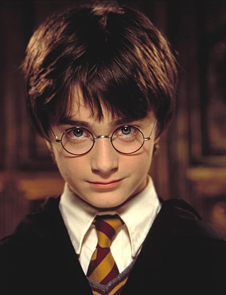 Trở thành triệu phú, sao phim “Harry Potter” vẫn không biết cách tiêu tiền - 2 Daniel Radcliffe từng “nổi đình nổi đám” với vai diễn Harry Potter