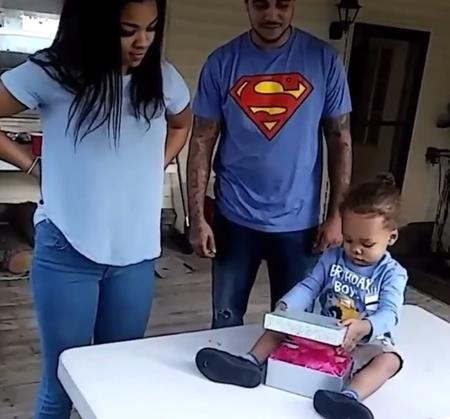 Cậu bé 2 tuổi giúp bố cầu hôn mẹ - 2 Joshua hồi hộp đợi con mở quà