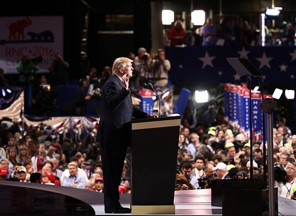 Vàng tăng lên 38 triệu đồng/lượng: Nỗi ám ảnh Donald Trump - 3
Vàng gắn ngay trên bục diễn thuyết