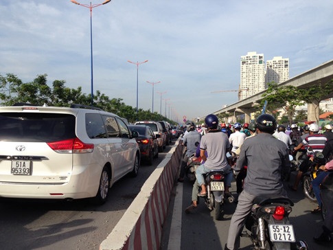 Điểm đến mới ở khu Đông TP. Hồ Chí Minh - 2 So với Thảo Điền, “làng nhà giàu” vốn được cộng đồng người thành đạt ưa chuộng nhưng giờ đây đang phải đối mặt với nạn kẹt xe kinh niên trong giờ cao điểm cũng như tình trạng ngập nặng, khu vực Mai Chí Thọ và Bình Trưng Tây có nhiều lợi thế hơn nhờ cơ sở cầu đường hiện đại, thoáng đãng cùng thế đất cao.