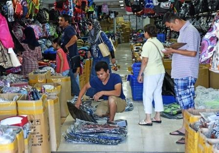 Mafia gốc Việt thống trị thế giới ngầm ma túy Trung Âu - 3 
Người Việt bán quần áo tại khu chợ ở Prague