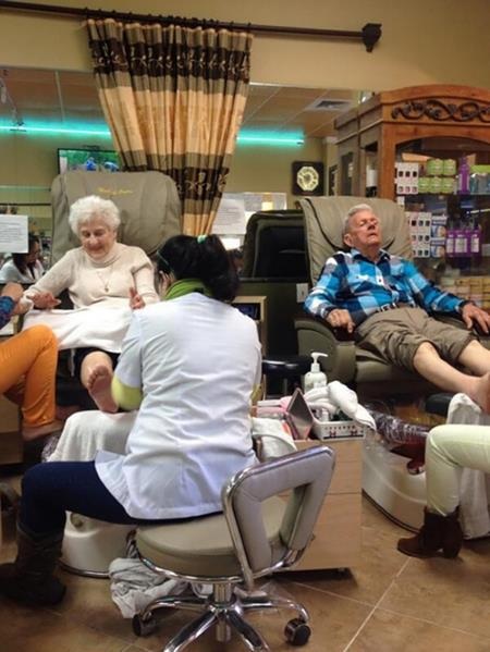 Những khoảnh khắc rất ngọt của tình già - 2 Đi massage chân cũng phải có đôi có cặp