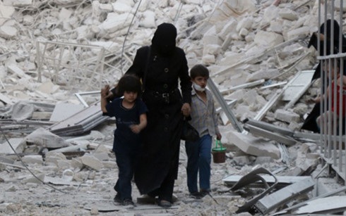 Số phận ông Assad lâm nguy khi giải pháp ngoại giao Nga–Mỹ đổ bể? - 2 Một gia đình Syria đang rời khỏi khu vực bị không kích ở Aleppo. (ảnh: CNN)