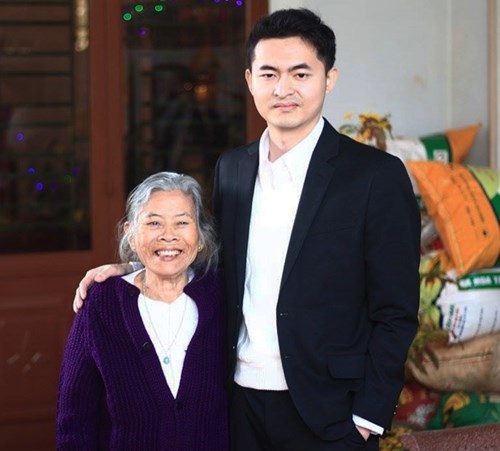 Từ trường phố huyện tới đại bản doanh Google - 3
Bà ngoại vui mừng biết tin Minh trúng tuyển vào Google.