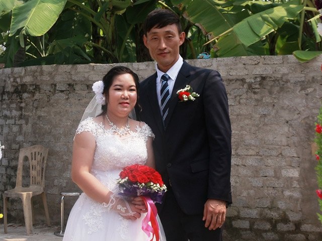 Chuyện tình đẹp của cặp đôi gái Việt trai Hàn câm điếc bẩm sinh - 3
Lễ cưới của cặp đôi được bà con xứ Nghệ chúc phúc