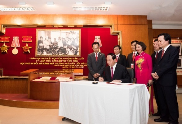 Trường ĐH Bách khoa Hà Nội đón nhận Huân chương Hồ Chí Minh lần thứ 2 - 2
Chủ tịch nước viết lưu bút tại Phòng truyền thống của trường.