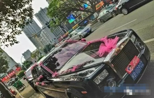 Cô dâu Trung Quốc đeo hàng chục kg vàng trong ngày cưới - 3 Cô dâu Trung Quốc đeo hàng chục kg vàng trong ngày cưới - 3