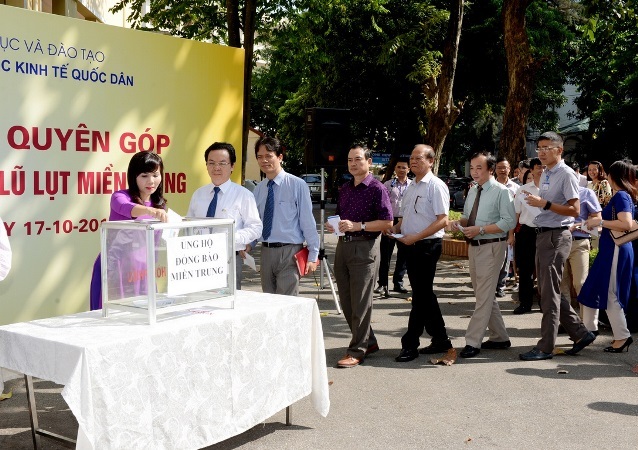 Trường ĐH Kinh tế Quốc dân quyên góp gần 100 triệu đồng tại lễ phát động ủng hộ các tỉnh Miền Trung - 2 Trường ĐH Kinh tế Quốc dân quyên góp gần 100 triệu đồng tại lễ phát động ủng hộ các tỉnh Miền Trung - 2