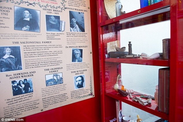 Bảo tàng nhỏ nhất thế giới bên trong… bốt điện thoại - 2 Bảo tàng nhỏ nhất thế giới bên trong… bốt điện thoại - 2