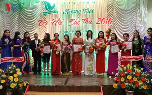 Tôn vinh Phụ nữ Việt Nam qua nhiều hoạt động ý nghĩa - 3 Đại diện Hội người Việt trao giấy khen cho các cá nhân có nhiều đóng góp cho hoạt động phụ nữ tại Séc.