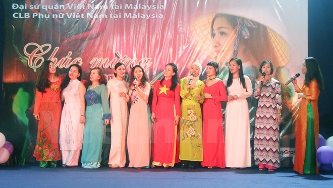 Tôn vinh Phụ nữ Việt Nam qua nhiều hoạt động ý nghĩa - 8 Một tiết mục văn nghệ chào mừng ngày lễ của chị em. (Ảnh: Hoàng Nhương/Vietnam+)