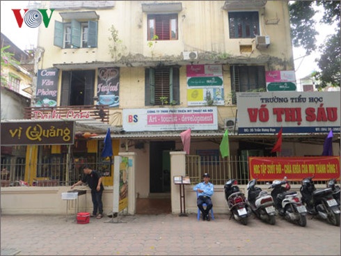 Hệ lụy từ việc học luân phiên ở các trường tiểu học của Hà Nội - 3 Trường tiểu học Võ Thị Sáu, quận Hoàn Kiếm, Hà Nội chung sân với một số nhà dân và hộ không ở nhưng lại cho nhà hàng ăn uống thuê