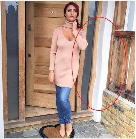 Kim Kardashian, Beyoncé và những thảm họa photoshop có một không hai - 2 Người đẹp Amy Childs cũng gây được ấn tượng đặc biệt khi khoe hình chụp trên trang Instagram cá nhân. Tuy nhiên, điều khiến các fan hâm mộ chú ý không phải là nhan sắc của Amy mà là khung cửa lượn sóng đến mức ảo diệu do khâu chỉnh sửa quá cẩu thả.