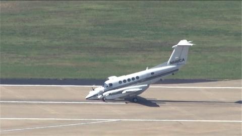 King Air B200 mài mũi xuống đường băng và dừng lại