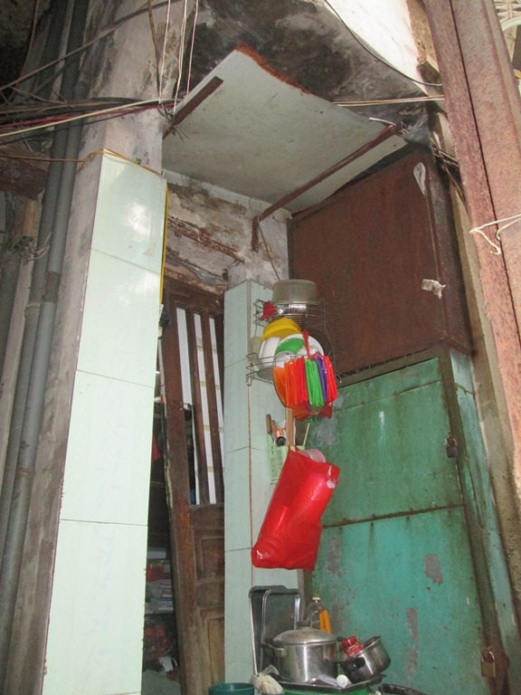 Cuộc sống ở ngôi nhà tí hon: Phố cổ Hà Nội có căn nhà... nhiều đinh - 2 Bên ngoài ngôi nhà bà Tỉnh. Ảnh: Ngọc Thi