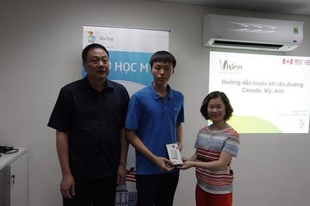 Cơ hội học bổng từ Top 200 Đại học hàng đầu của Mỹ - 2 Võ Văn Mạnh (ở giữa) – sinh viên American University