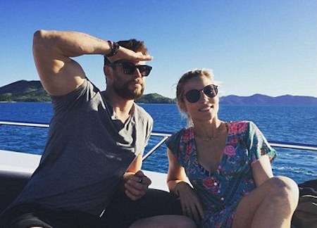 “Thần Sấm” Chris Hemsworth choáng váng trước tin đồn bị vợ bỏ - 2 Nam tài tử vừa có một thông điệp trên mạng xã hội