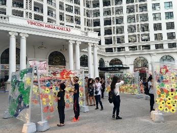 Royal City thành "siêu" Gallery - 2 Cư dân và khách tham quan có mặt tại quảng trường đã cùng các nghệ sĩ vẽ tự do trên 21 bức tường trong suốt để tạo nên một mê cung tuyệt đẹp.