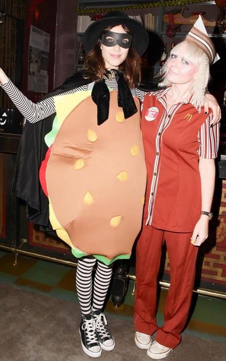 Chiêm ngưỡng những bộ cánh đẹp nhất cho mùa Halloween - 2 Trong ngày lễ Halloween 2013, Alexa Chung từng hóa trang thành một chiếc hamburger biết đeo mặt nạ để “ăn rơ” với cô bạn Fiona Byrne đang diện một bộ đồng phục McDonalds