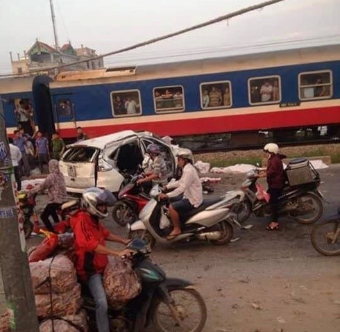 Nghề lái tàu: Chỉ ai vào buồng lái mới thấu hiểu - 3 Hiện trường vụ tàu hỏa đâm ô tô sáng 24/ ở cung đường sắt đen Thường Tín, Hà Nội.