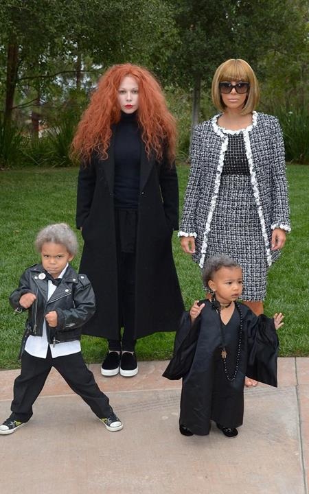 “Đã mắt” với loạt trang phục ấn tượng của các sao trong ngày Halloween - 2 Kim Kardashian đã rất thành công khi biến hóa thành nhà báo Anna Wintour trong ngày hội hóa trang năm 2014, trong khi đó, cô con gái North West cũng được mẹ cho ăn diện như tổng biên tập báo Vogue, Andre Leon Talley