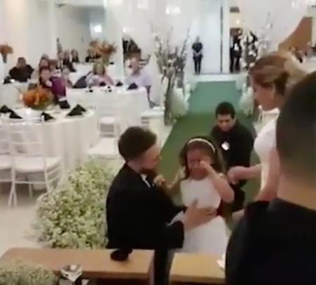Xúc động trước lời thề chú rể trao cho… con gái cô dâu - 2 Cô bé Isadora đã òa khóc nức nở vì cảm động