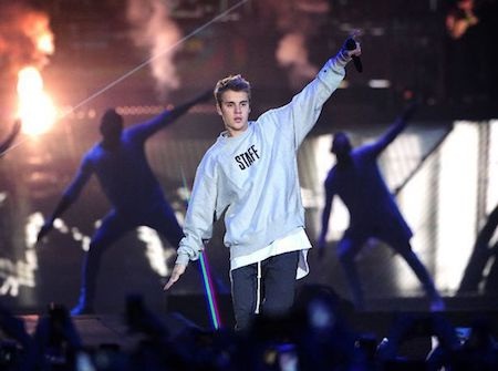 Justin Bieber ân hận vì hành xử thiếu chuyên nghiệp trên sân khấu - 2 … vì cách cư xử trên sân khấu ở Manchester