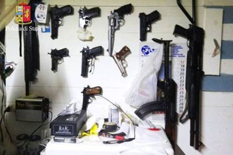 Mafia Italy bắt tay IS mua bán vũ khí và tác phẩm nghệ thuật - 3
Số vũ khí của Ndrangheta bị cảnh sát Italy bắt giữ.