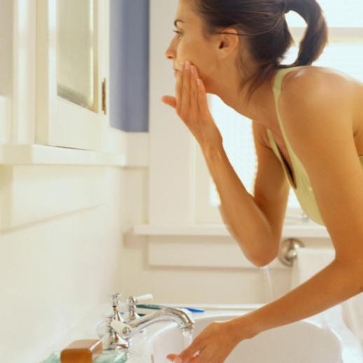 Bạn có đang rửa mặt sai cách? - 2 Bạn có đang rửa mặt sai cách? - 2