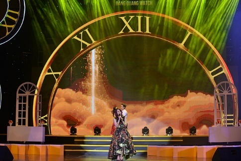 MC Phan Anh và dàn sao khủng bất ngờ xuất hiện tại sự kiện ca nhạc - 2 Ca sĩ, nhạc sĩ Phan Mạnh Quỳnh với Vợ người ta, bài hát đã thu hút hàng chục triệu lượt xem trên kênh YouTube.