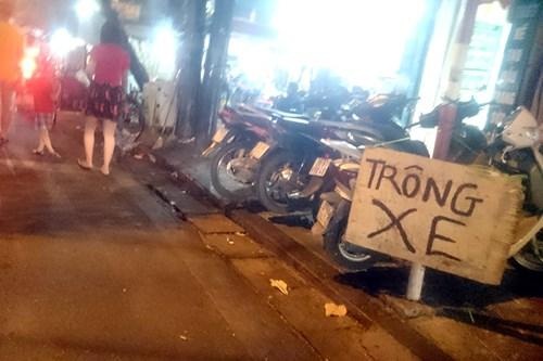 Hà Nội: Gửi xe cạnh phố đi bộ bị chém đẹp 50.000 đồng/xe - 2 Các điểm trông xe tự phát