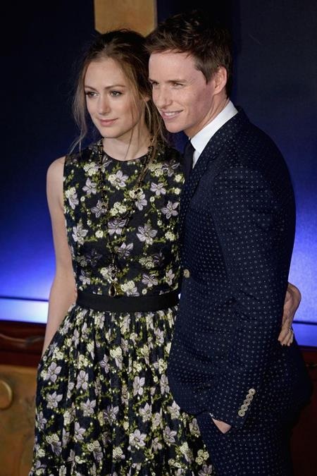 Dàn sao “bự” hội tụ trong lễ ra mắt bom tấn “Fantastic beasts” - 2 Eddie Redmayne nhanh chóng trở thành tâm điểm của mọi ống kính