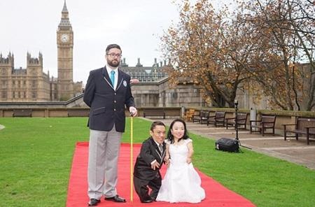 Tổng chiều cao của cả hai chỉ vỏn vẹn 71,42 inch (gần 181,41 cm)