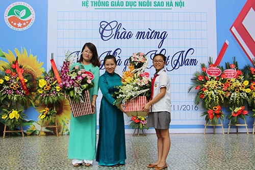 
Em Trương Minh Phương (lớp 7B0) thay mặt học sinh toàn trường gửi lời tri ân đến các thầy cô giáo kính yêu và trao tặng nhà trường lẵng hoa tươi thắm
