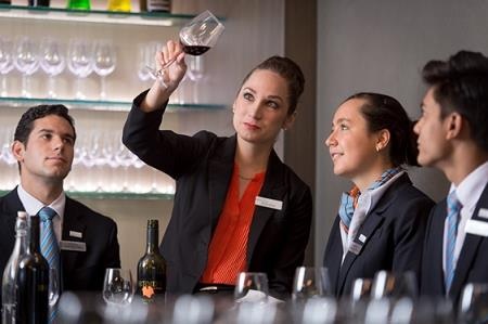 Chia sẻ của các sinh viên trường Blue Mountains Australia - 2 Các bạn sinh viên trong giờ học thực hành thử và pha chế rượu