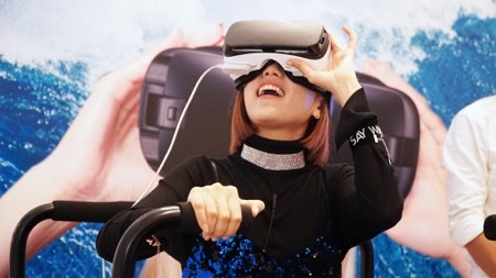 Min thích thú trượt tuyết ngay giữa lòng Hà Nội cùng kính Gear VR.