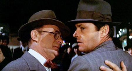 Có thể nói, chính khám phá muộn màng của nhân vật thám tử Jake Gittes (Jack Nicholson) cùng câu thoại kinh điển: “Thôi quên đi, Jake, đây là Chinatown” khép lại toàn bộ phim đã giúp cho “Chinatown” đạt giải Oscar cho Kịch bản gốc xuất sắc nhất. Ngoài ra, “đứa con tinh thần” của đạo diễn Roman Planski còn giành giải Quả cầu vàng cho phim Phim hay nhất, Đạo diễn xuất sắc nhất, Nam diễn viên xuất sắc nhất và Kịch bản hay nhất.