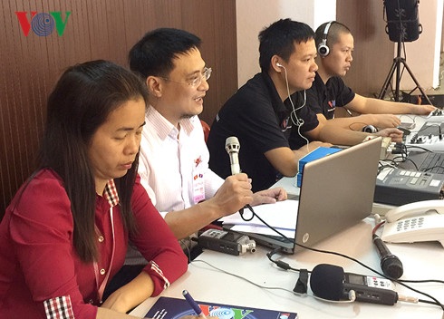 Tổng Bí thư Nguyễn Phú Trọng nói chuyện tại ĐHQG Lào - 3 Các phóng viên, kỹ thuật viên VOV tường thuật buổi nói chuyện của Tổng Bí thư Nguyễn Phú Trọng tại ĐHQG Lào