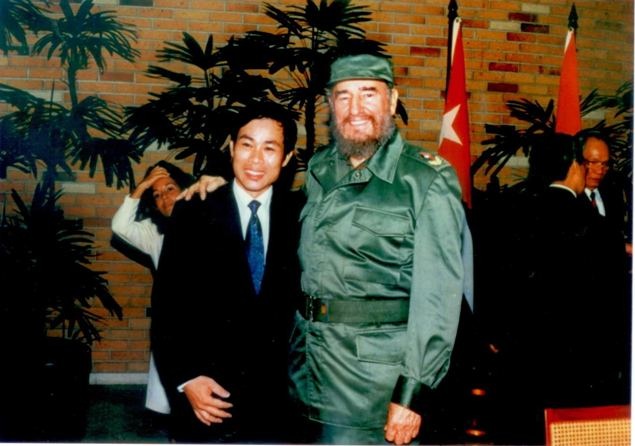 Vị Bộ trưởng 4 lần gặp Fidel - 3
Chủ tịch Fidel Castro chụp ảnh thân mật cùng Bộ trưởng Nguyễn Bắc Son (khi đó là Thư ký của Chủ tịch nước Lê Đức Anh).