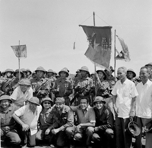Fidel Castro và Cuba - Tình bạn, tình đồng chí tuyệt vời với Việt Nam - 2 Thủ tướng Cuba Fidel Castro thân thiện không chút khoảng cách bên Thủ tướng Việt Nam Phạm Văn Đồng và các chiến sĩ đoàn Khe Sanh của quân giải phóng miền Nam Việt Nam. Ảnh: TTXVN.