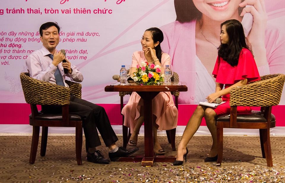 Phá thai hay thuốc viên tránh thai kết hợp gây vô sinh? - 2
ThS.BS. Lê Văn Hiền - Tổng thư ký Hội Sản phụ khoa TP HCM và diễn viên Ốc Thanh Vân có phần chia sẻ những thông tin thiết thực về tránh thai an toàn tại một hội thảo của chương trình.