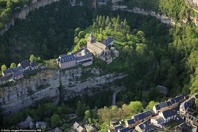 Thị trấn Pháp xinh đẹp nằm cheo leo ở độ cao 100m - 2