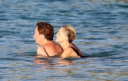 U60, sao phim “Bản năng gốc” vẫn tự tin diện đồ bơi sexy - 2 Sharon Stone hạnh phúc hẹn hò với bạn trai