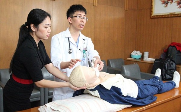 Cách đơn giản cứu người đột quỵ tại nhà - 3 Bọc giẻ chiếc đũa rồi đặt ngang miệng để tránh bệnh nhân cắn phải lưỡi khi co giật